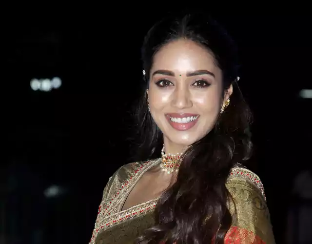 Nivetha Pethuraj Saree Pictures